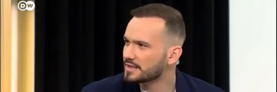 Marcel Aburakia als Moderator der Deutschen Welle