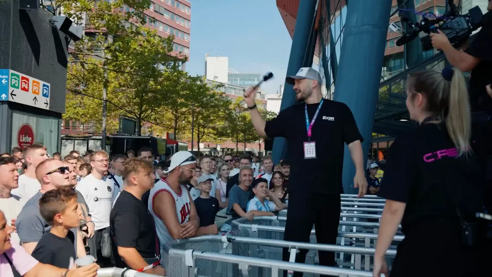 Marcel Aburakia moderiert vor Fans bei einem Live-Event