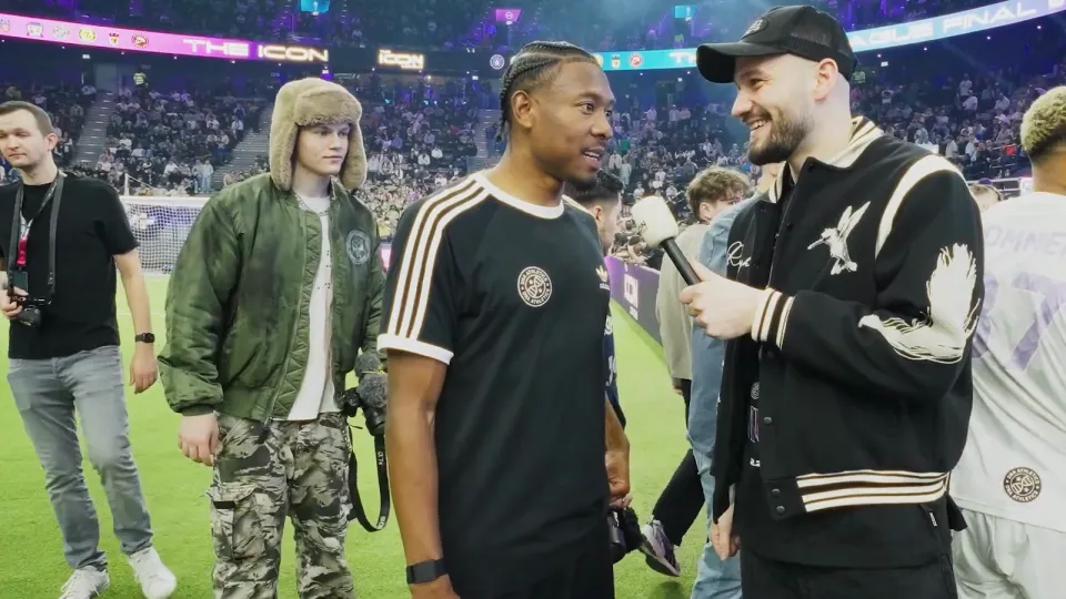 Marcel Aburakia interviewt einen Spieler am Spielfeldrand