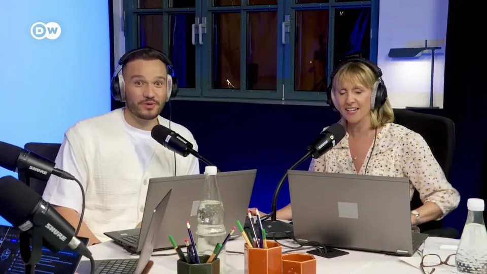 Marcel Aburakia im Studio der Deutschen Welle