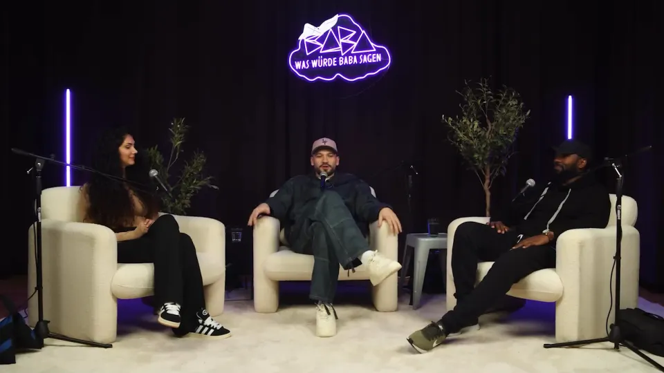 Marcel Aburakia im Studio des Podcasts Was würde Baba sagen?
